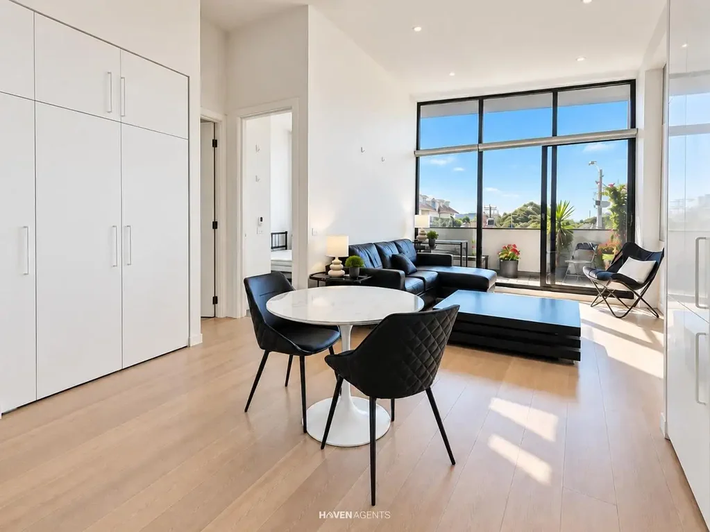 STYLISH TOP-FLOOR APARTMENT WITH NORTH-FACING TERRACE – FURNISHED II HAVEN AGENTS