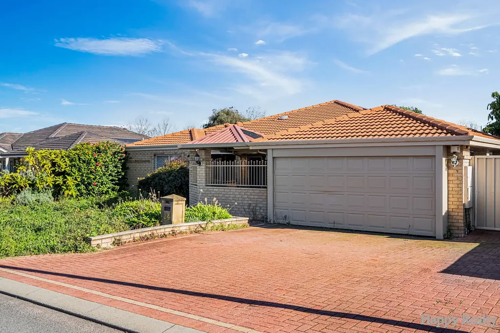 Canning Vale 4房  Spacious Family Home on 734sqm with Multiple Living Areas & Workshop