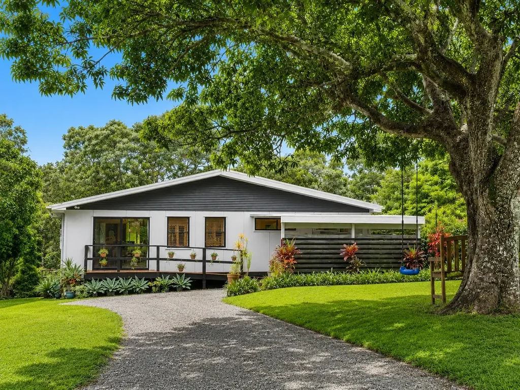 Macleay Island 3Kwarto Stunning & Spacious Island Home on a huge Double Block with Golf Course Views - Dual Street Access