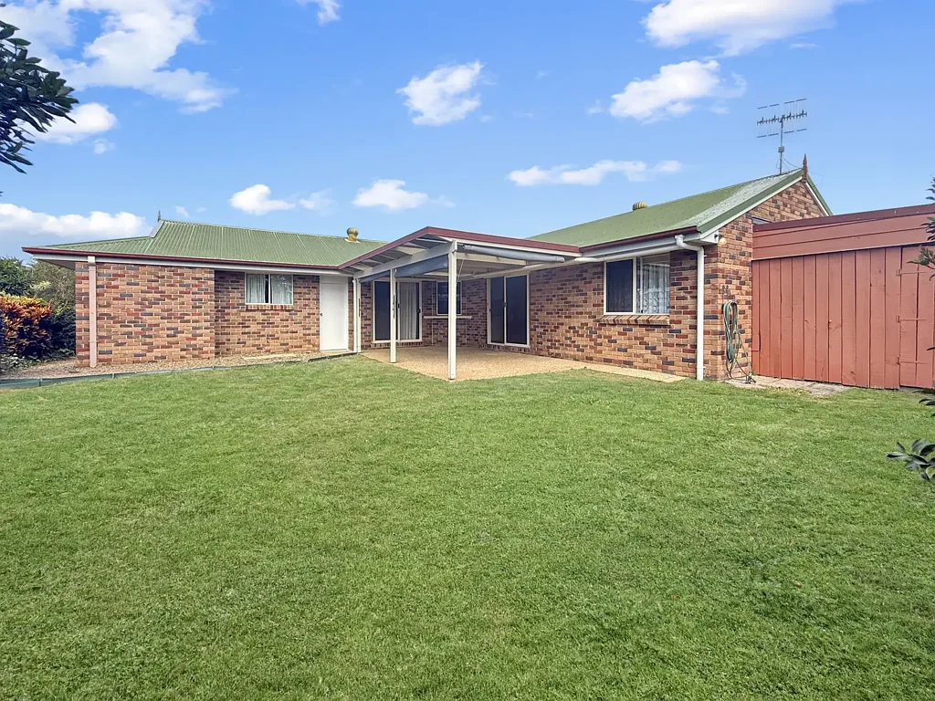 Bli Bli 4Zimmer BOASTING THE 'WOW' FACTOR WITH PANORAMIC VIEWS TO FRONT & REAR AND A PEACEFUL & PRIVATE POSITION!
