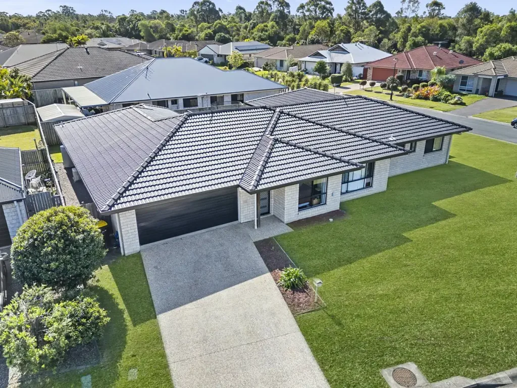 Caboolture 6房 拐角地块832m² 双车库联排 两套三室两卫 租金稳定 双收入机会 近医院购物中心 Prime Investment Opportunity