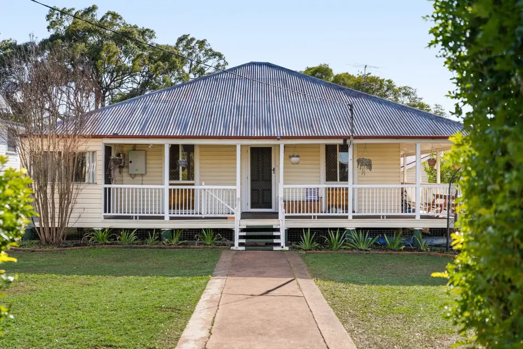Pittsworth 3બેડરૂમ Character, Comfort & Shed Space – All Within Short Walking Distance of Town!
