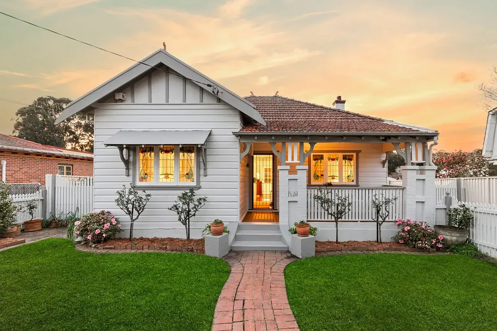 Wentworthville 5Kwarto CHARMING FAMILY HOME WITH GRANNY FLAT | APPROX. 725m2 BLOCK WITH 16.11m FRONTAGE