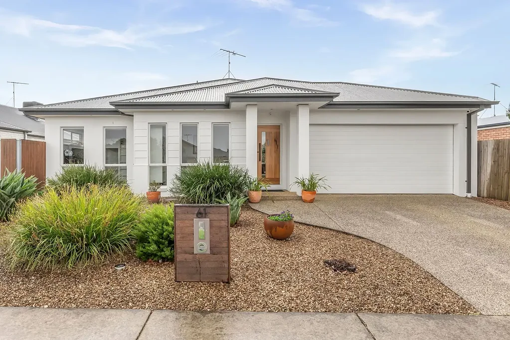 Ocean Grove 4Phòng ngủ Spacious North-Facing Living, Moments From Everything