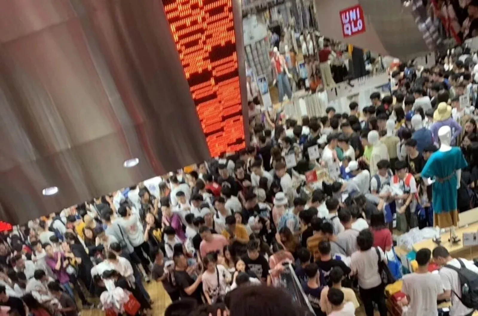 3秒被抢购一空，优衣库 X KAWS为什么这么火？