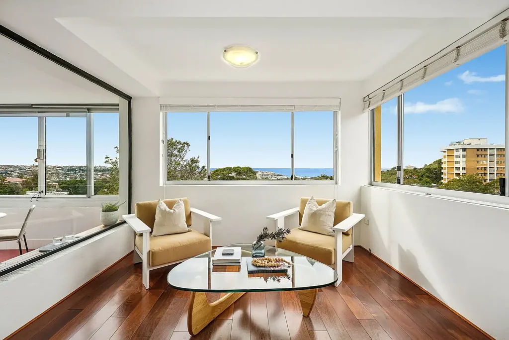 Bondi 3房 精品双户建筑 私密东北角 180度海滩全景 Miele高端厨房 无共用墙 业主泳池 Bondi核心区 Private, Light-Filled Apartment with Iconic Bondi Beach Views