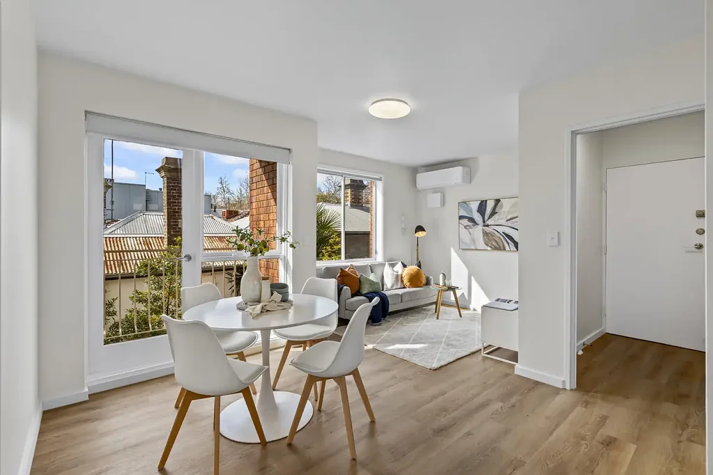Richmond 2Zimmer Sunlit, Stylish & Set in the Heart of It All- Renovated Apartment Moments from
Richmond's Best Cafés & Dining