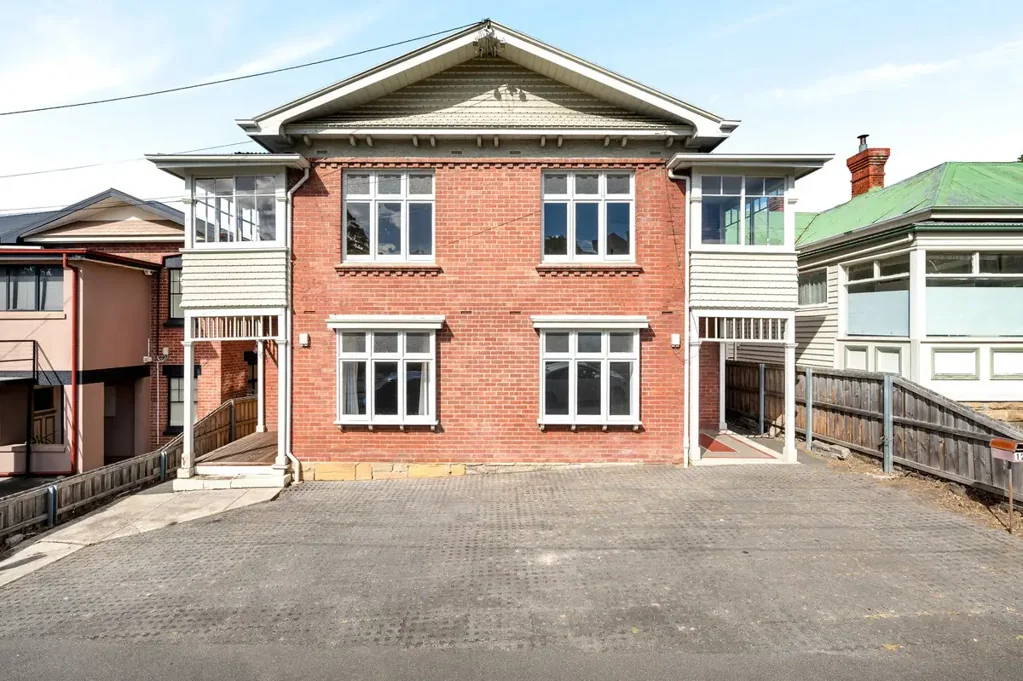 Sandy Bay 8chambre Solidly built townhouses in a prime location