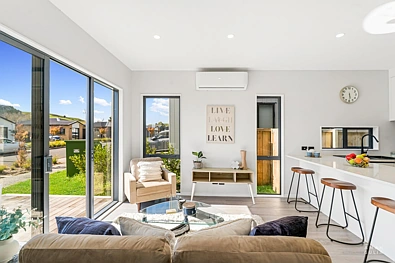 Helensville 3બેડરૂમ Sun-Drenched Stand Alone Home | Space & Style