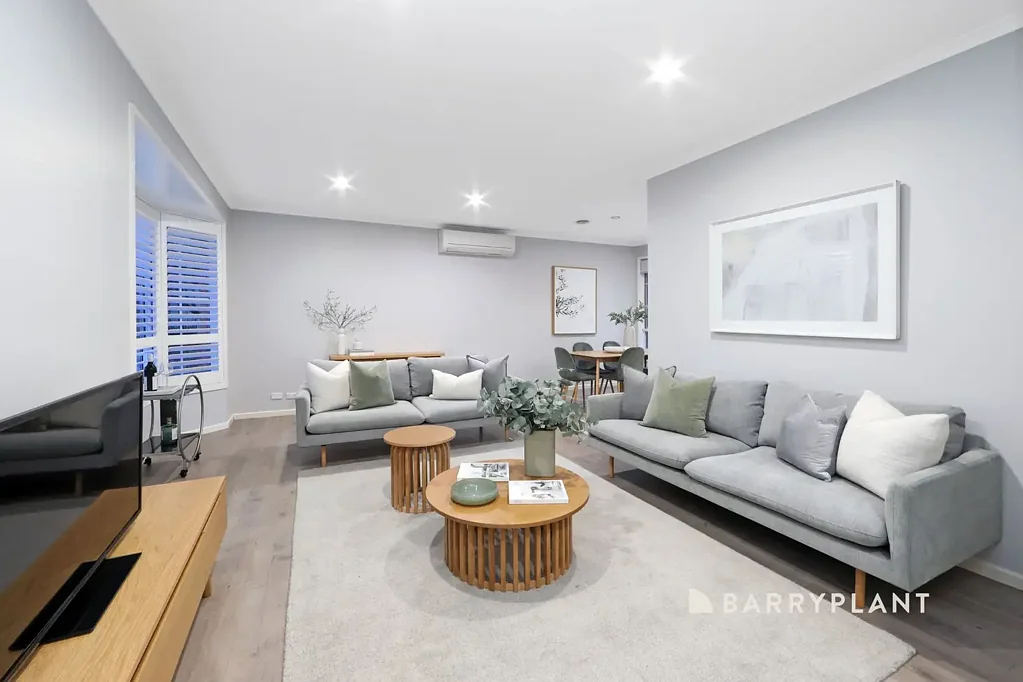 Rowville 4房 Rowville宁静庭院 四卧宽敞 主卧套房 泳池娱乐区 独立泳池小屋 全年度假家园 A Courtside Family Haven