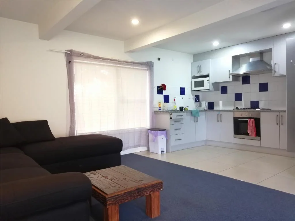 Good presents 3 double bedrooms with 1 bathrooms house(DOWNSTAIRS) in Greenlane.