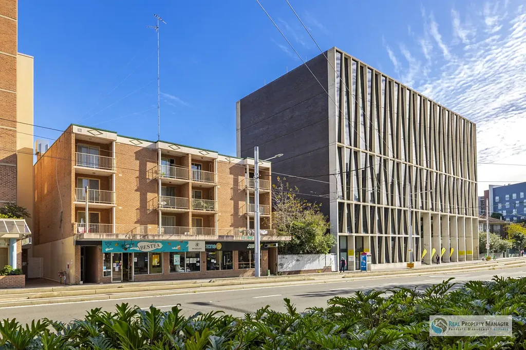 Centrally located to UNSW & light rail to get around