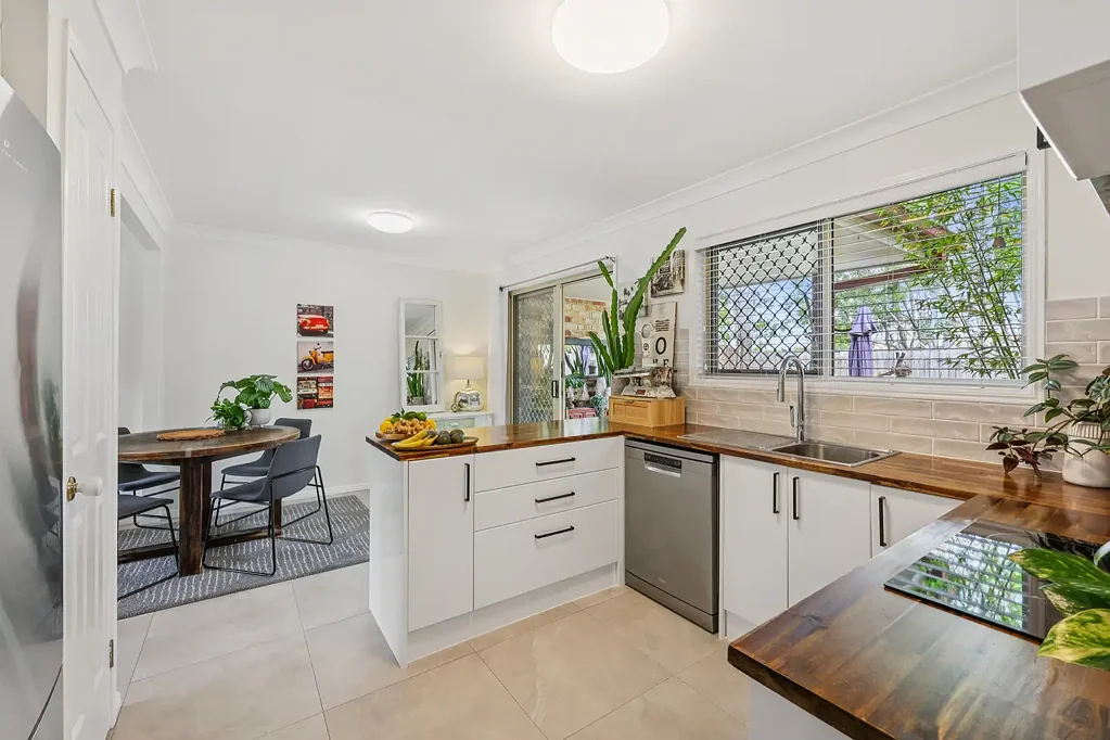 Coomera 3 Bedroom Immaculate Townhouse with a Modern Kitchen