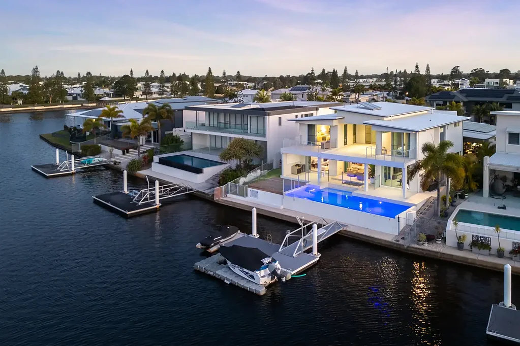 Pelican Waters 5ਬੈੱਡਰੂਮ A Grand Family Waterfront Retreat - North Facing & Designed for Coastal Living