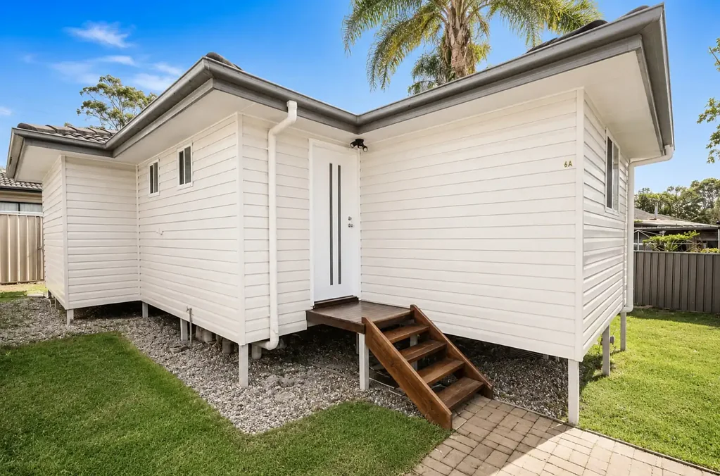 Modern Near New Granny Flat!!