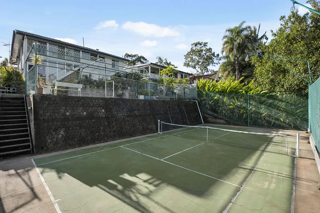 Mount Gravatt East 3房 Elevated vista views 半场网球场 舒适家庭布局 便捷交通位置 紧邻优质学校 Elevated Family Living with Sweeping Views & Rare Half Size Tennis Court