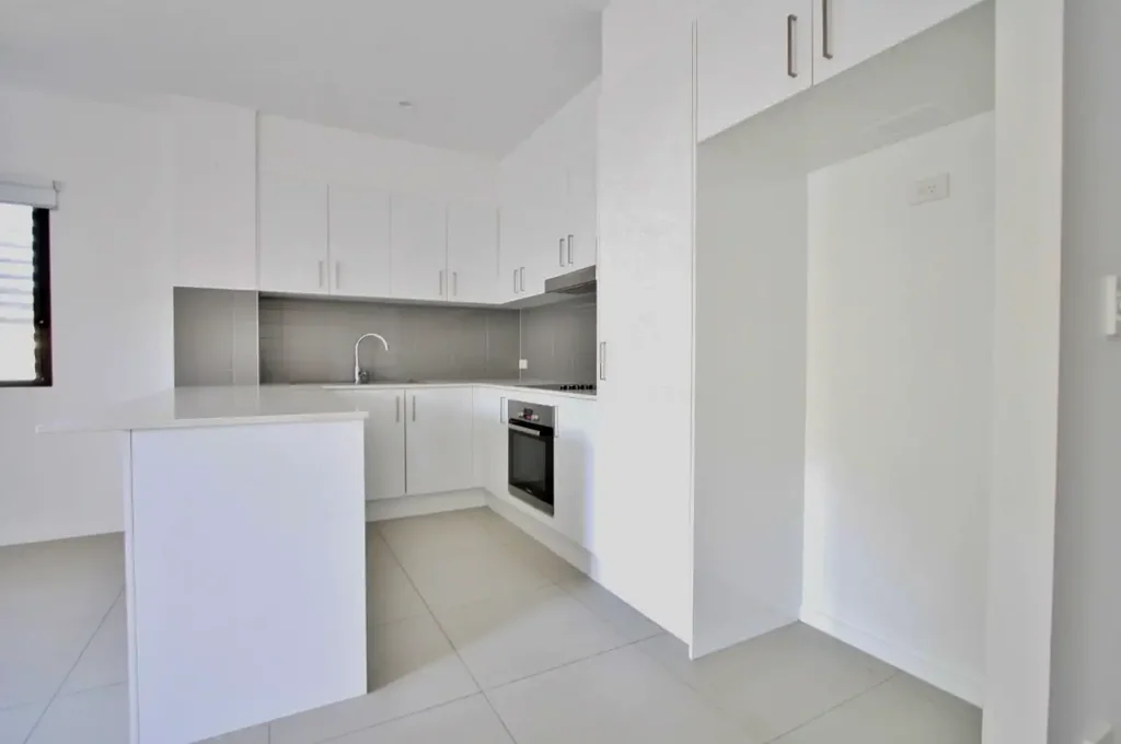 Modern Three Bedroom Unit - Private Balcony - Air Con