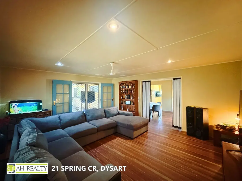 Dysart 3房  SPACIOUS FAMILY HOME ON A LARGE BLOCK WITH A DOUBLE-BAY SHED! EDGE OF TOWN POSITION.