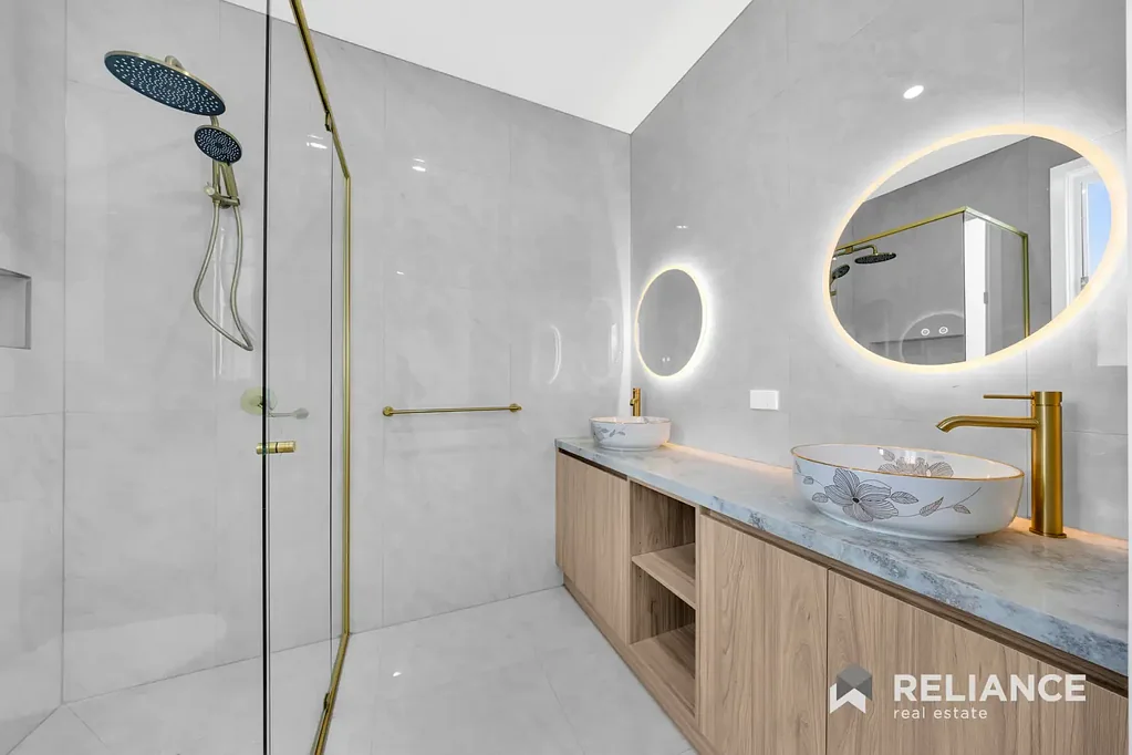 Manor Lakes 4房  无可匹敌的全新豪华： Manor Lakes 中堪称升级最多的杰作！ FHOG*  Unrivalled Brand New Luxury: Arguably the Most Upgraded Masterpiece in Manor Lakes! FHOG*