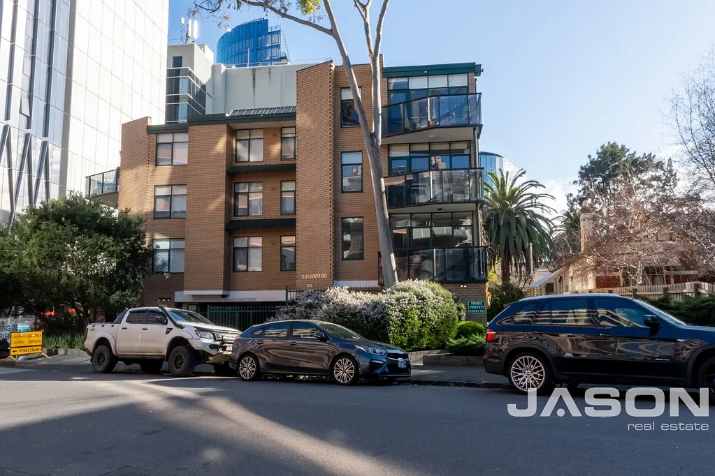 PLENTY OF NATURAL LIGHT - IDEAL WINDSOR LIFESTYLE LOCATION!
