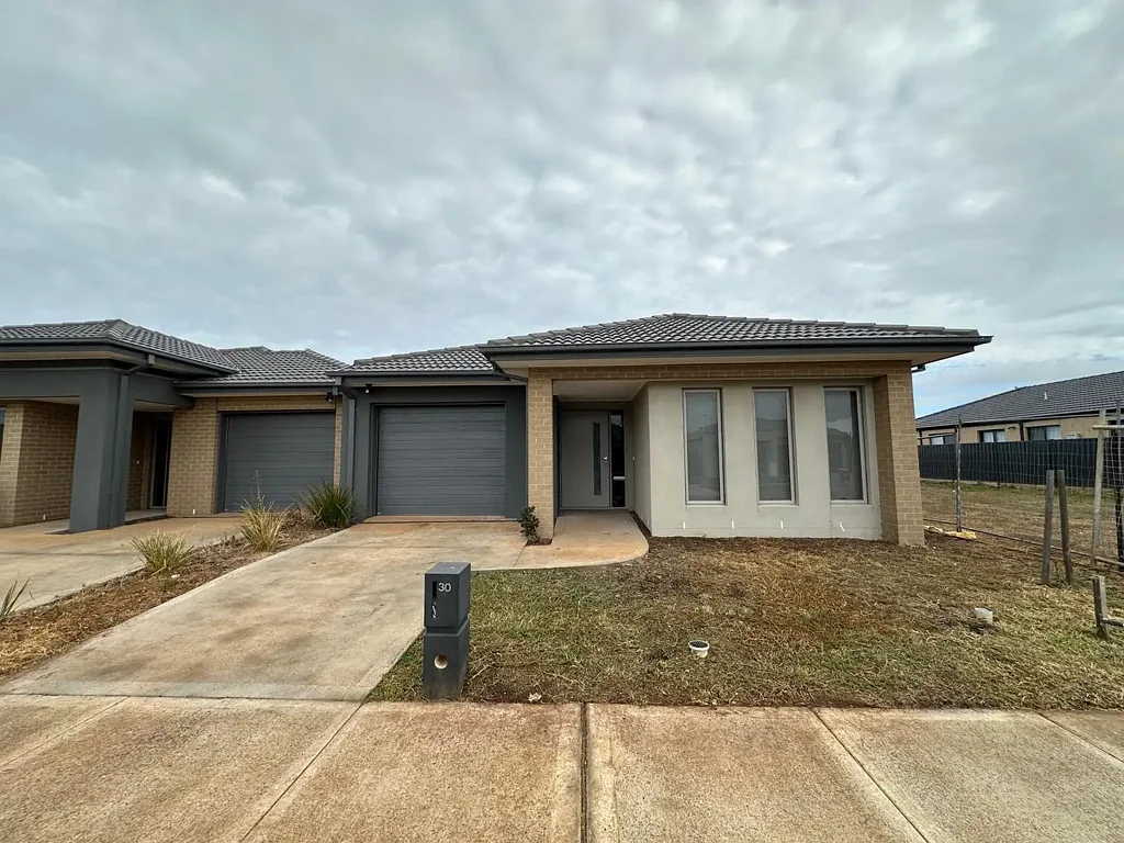 Modern Luxury Living in STRATHTULLOH VIC!