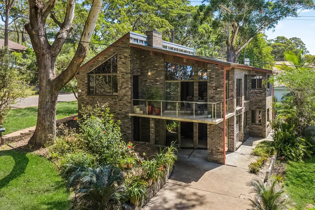 Bateau Bay 4ห้องนอน Rare Ocean Views In Elevated Leafy Location Opposite Beach - Immaculate Solid Brick Home – Never Before Sold