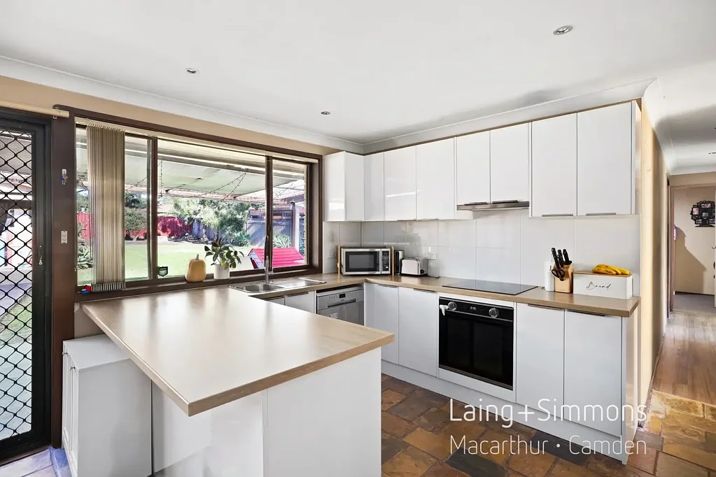 Narellan 3ห้องนอน Location, Location, Location - 3 Bedroom home set on 743sqm