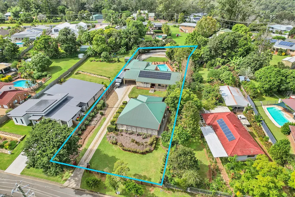 Daisy Hill 7 Bedroom Dual-Living Oasis in Prestigious Dennis Lake Enclave