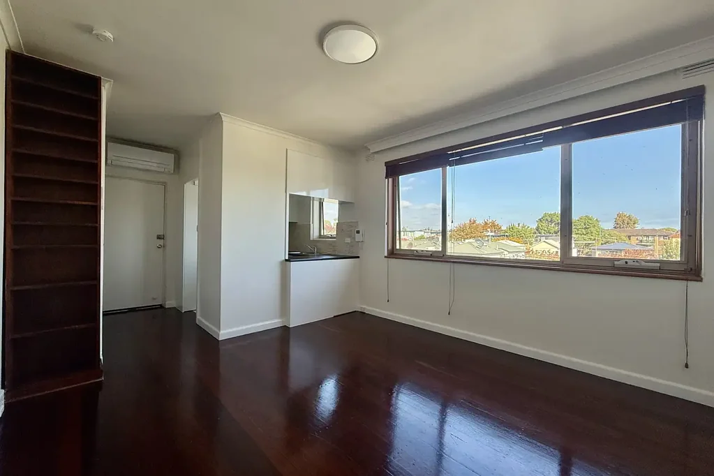 Stunning Top Floor 1 Bedroom Apartment