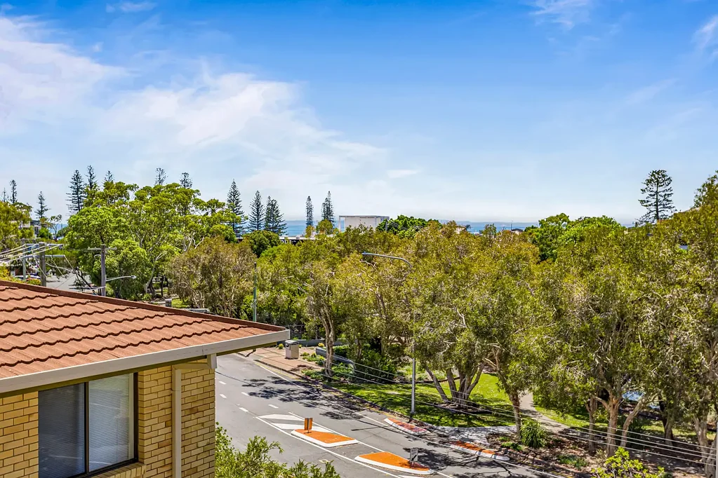 3 bedroom modern apartment, pool & views to Moreton Island!