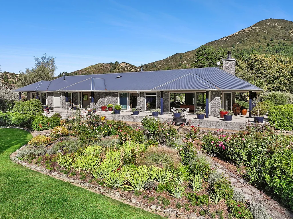 Lake Hawea 4部屋 Grand Lifestyle, Generous Land, and Superb Sheds