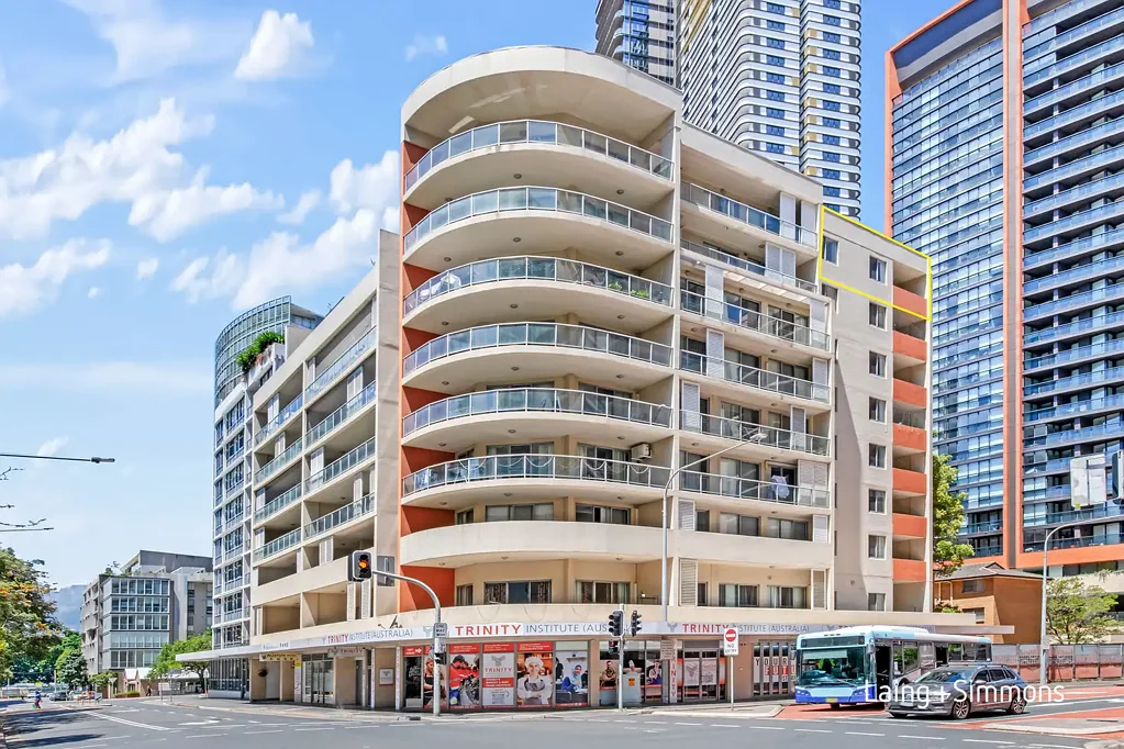 Parramatta 2침실 Inner-City Comfort Meets Everyday Convenience