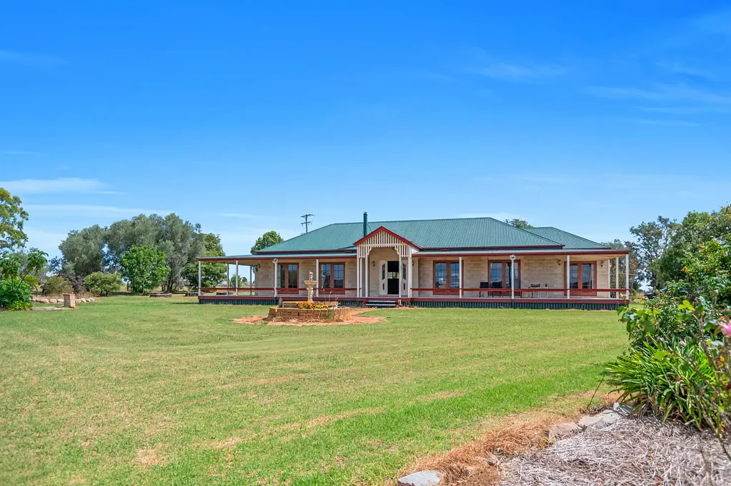 Clifton  44 Acres with a Charming Country Home