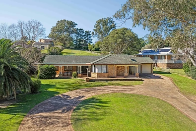 Grasmere 4Moenga Renovated Acreage Lifestyle With A Light Filled Modern Elegance