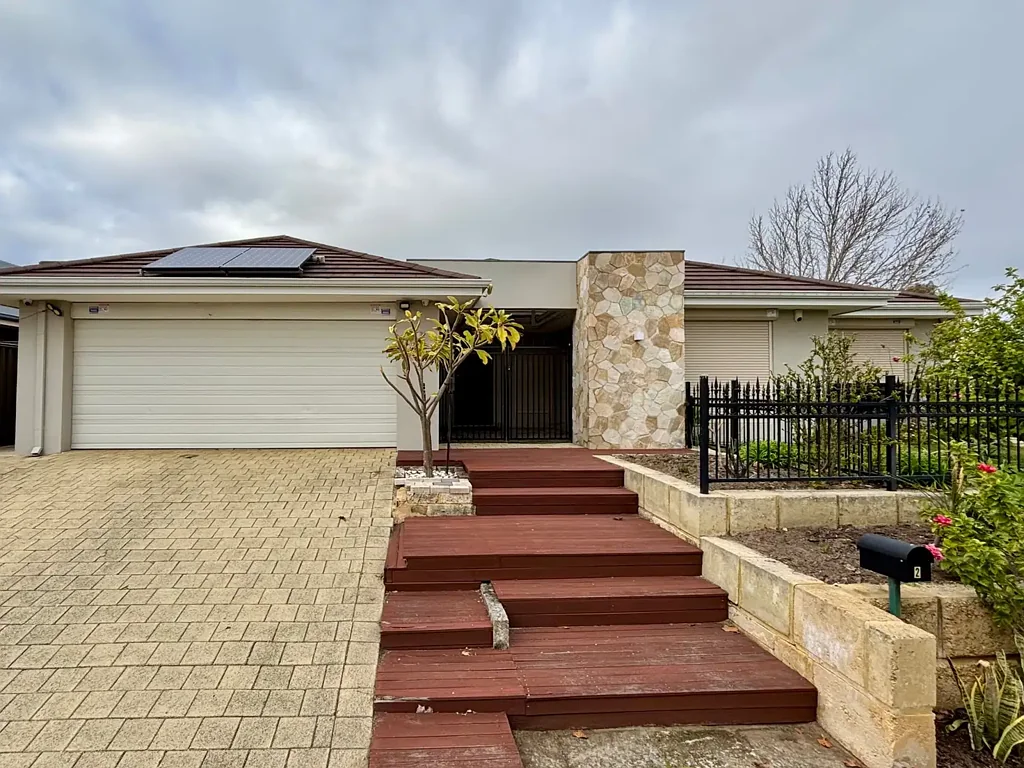 LARGE FAMILY HOME !