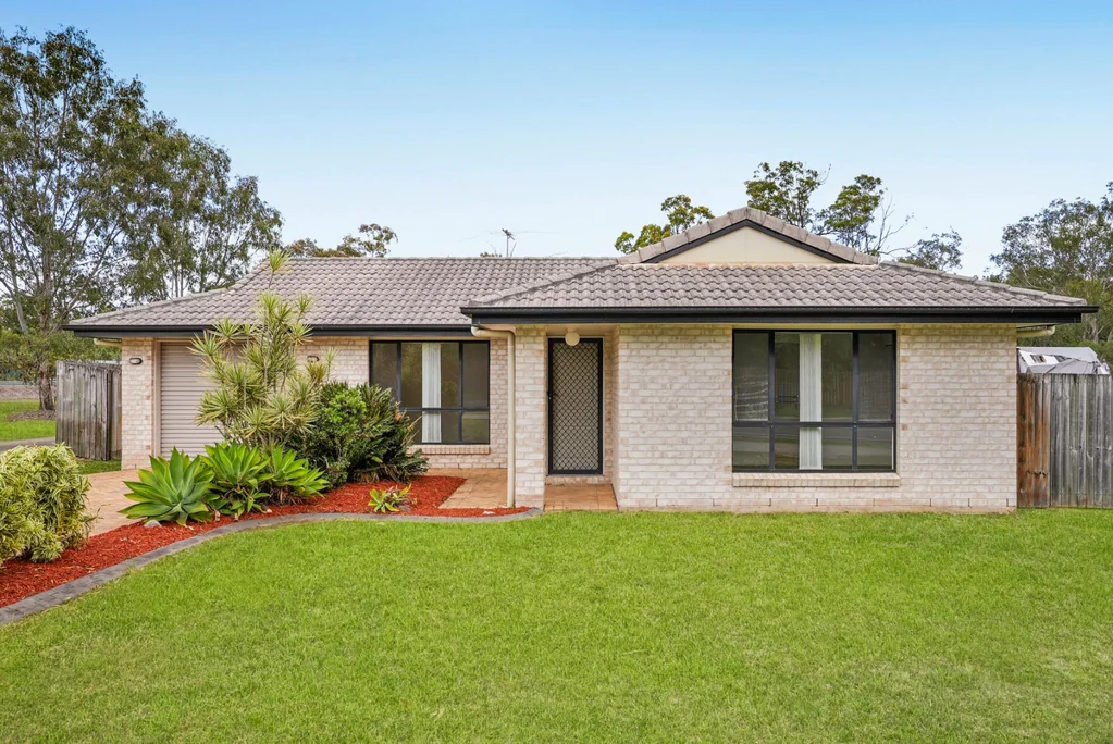 Caboolture 3બેડરૂમ Low-maintenance 3-bed brick lowset + study: move in or rent out in a flash!