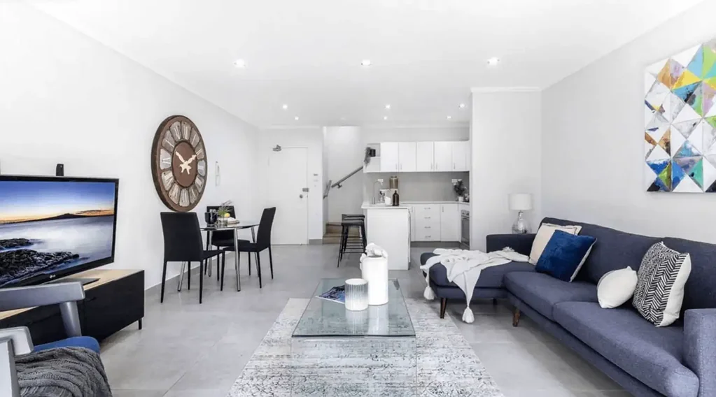 Homebush West 2房 宽敞错层公寓 主卧带套间 现代厨房 开放式起居 私人阳台 近地铁站 交通便利 周边设施齐全 Spacious Split Level Apartment in Convenient Homebush West Location