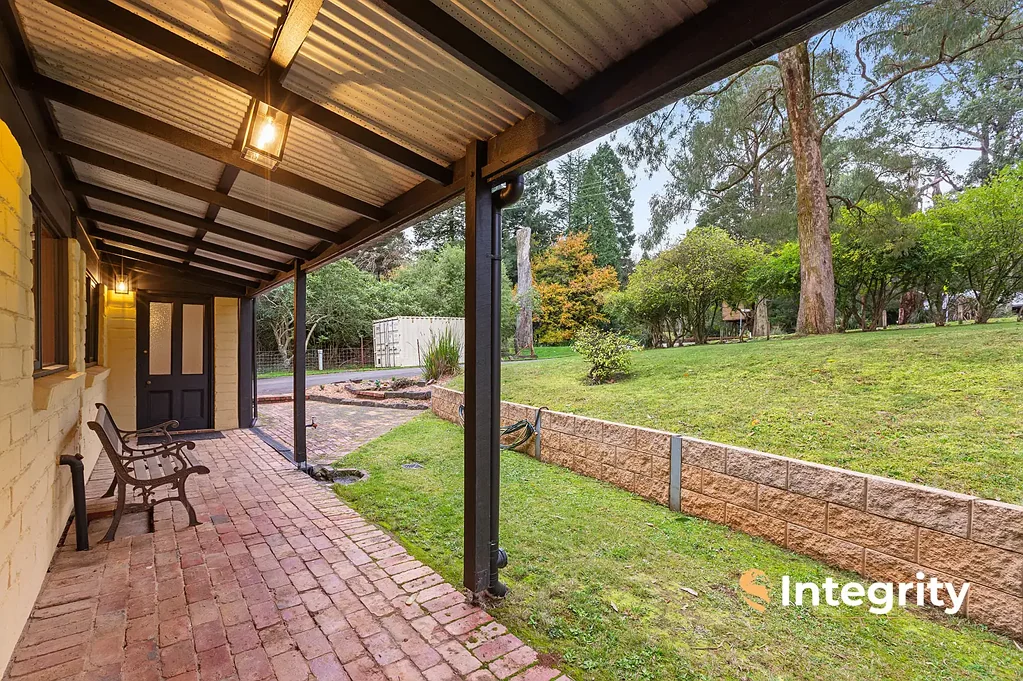 Kinglake 3房  Quintessential Mudbrick Charm On Over Half Acre