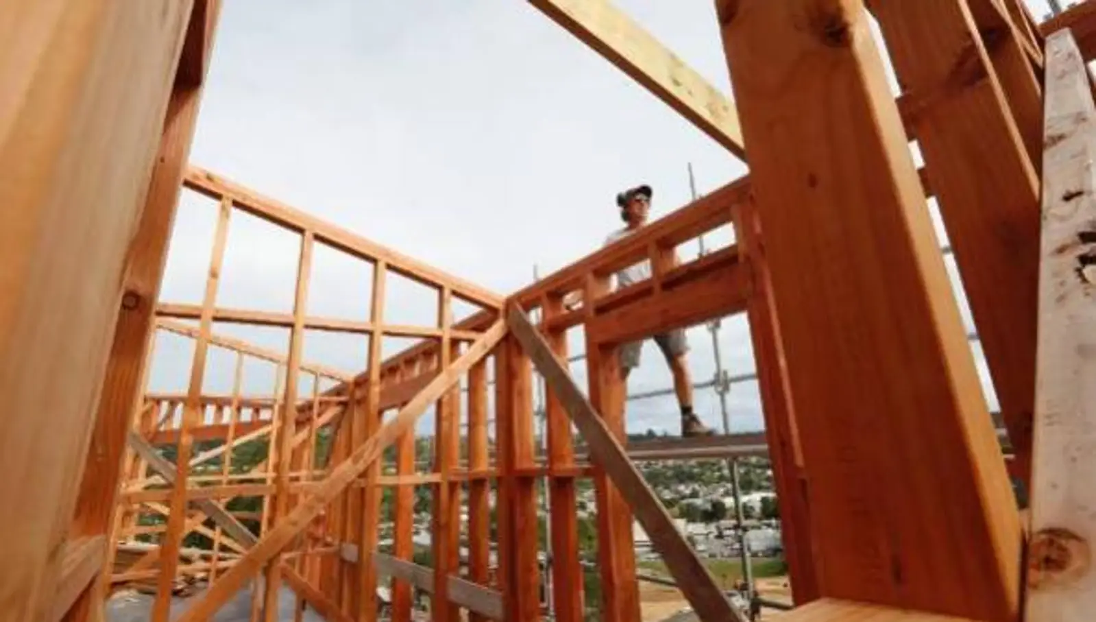 奥克兰建筑许可下发量激增,但要解决房屋短缺还需提高建筑业的产能!