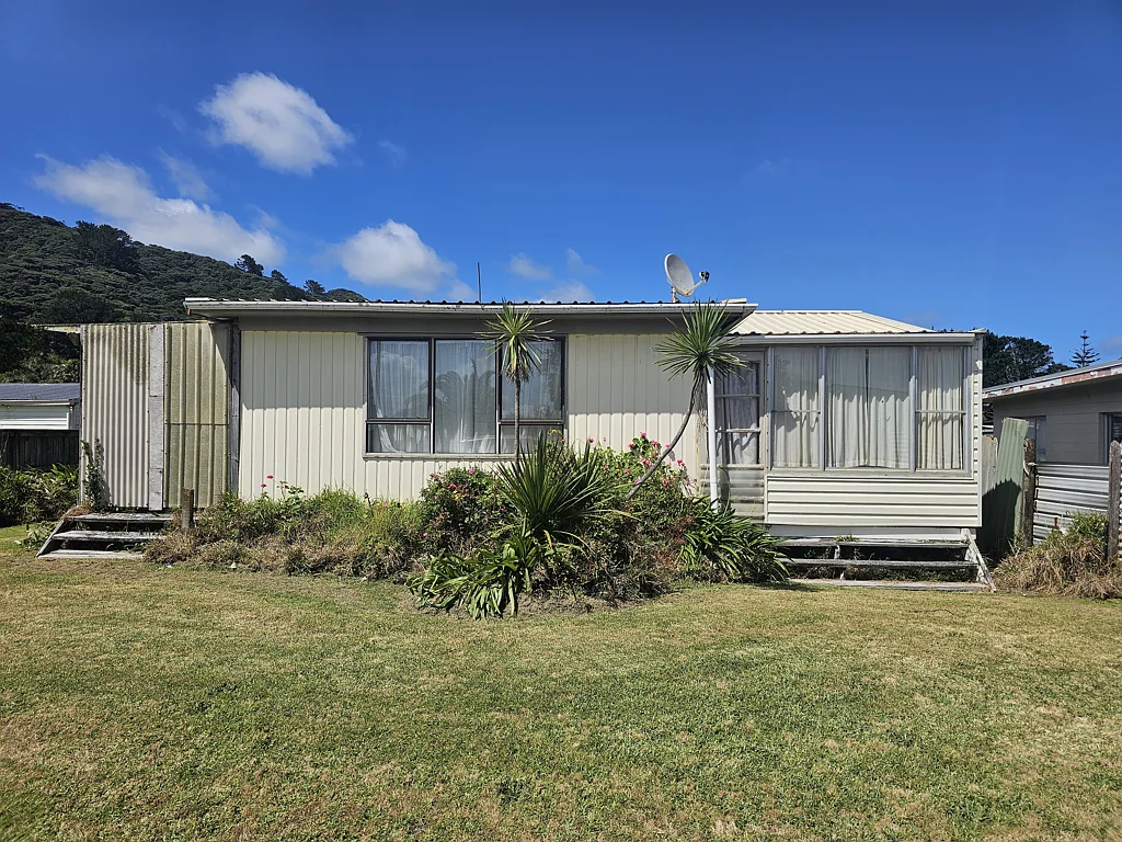 Port Waikato 2 Slaapkamer Classic beach property with a generous section.