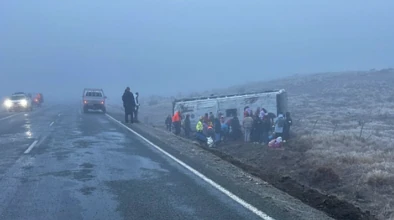 南岛旅游大巴今早连续翻车，四名中国游客受伤，已通知领事馆