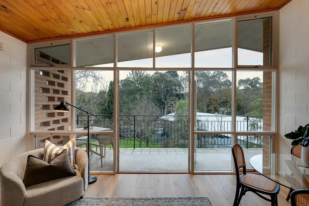 Hawthorndene 3 Slaapkamer Mid-Century Character, Hillside Serenity.
