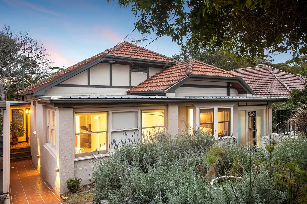 Hurstville 4બેડરૂમ Character Filled Family Home in O'Briens Estate