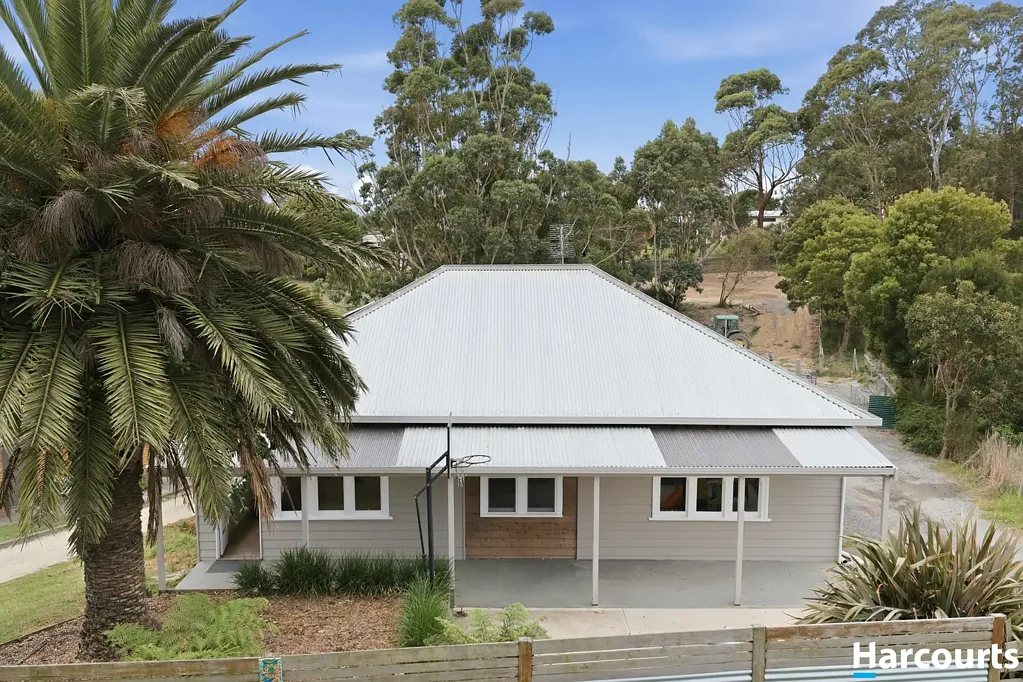 Fish Creek 3房  Refreshed Home with Character
