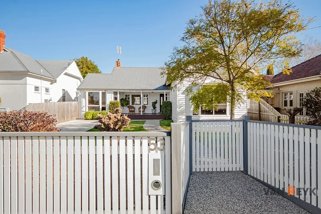 Bairnsdale 3 Bedroom Downtown Character, Fully Renovated – 500m to Bairnsdale CBD