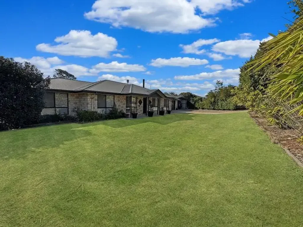 Kingaroy 4房  Modern family home on 1Acre with loads of extras..... Priced reduced Offers over $800,000