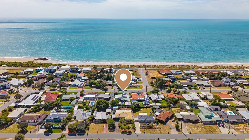 Silver Sands 3침실 Old world character, coastal charm, pool + shed.