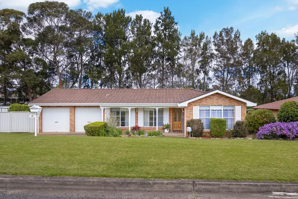 The Oaks 3Zimmer Enormous potential! Just under 1/4 acre right near the heart of town!