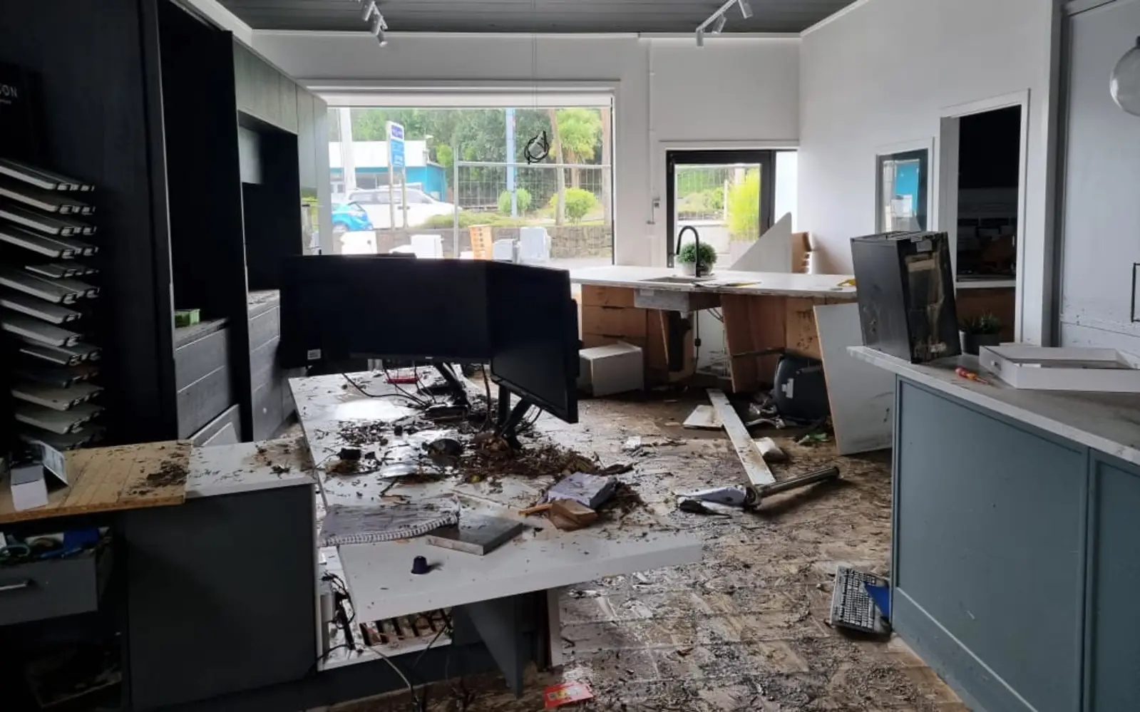 暴雨过后，北岸店家称损失惨重，几个月后才能重新营业......