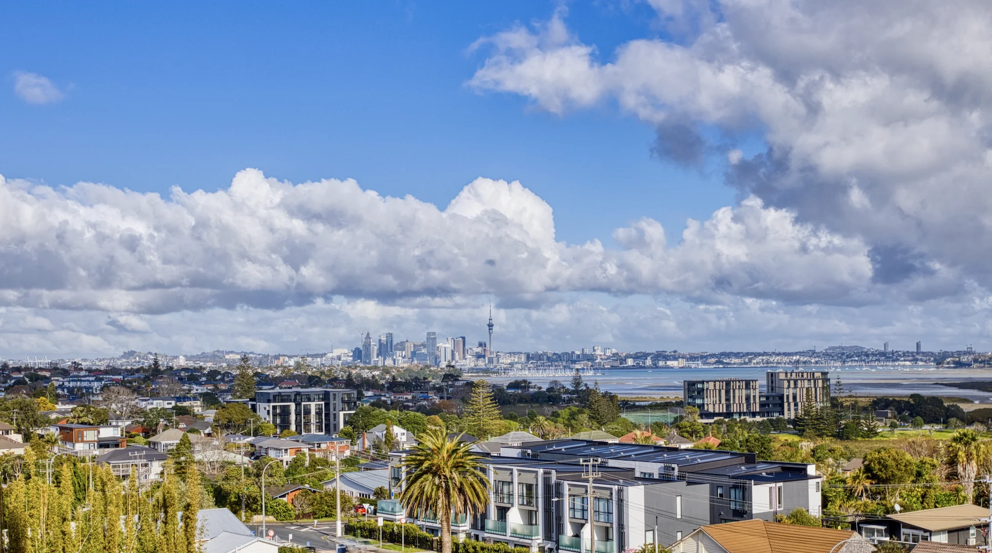 Takapuna 1غرفة نوم TWO CARPARKS; Double the Value with Sea Views